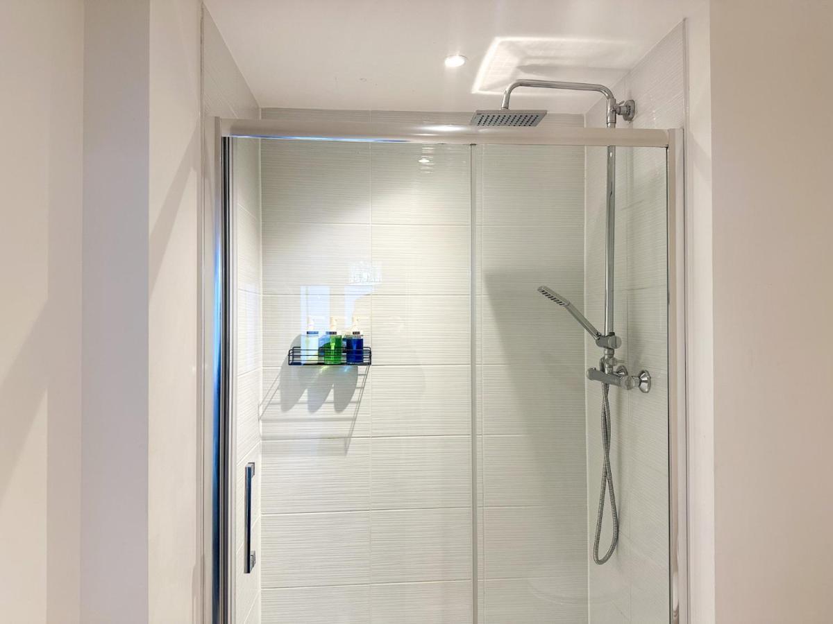 Luxury 2 Bedroom City Centre Apartment - Secure Parking - Amazing Location! Кэнтербари Экстерьер фото